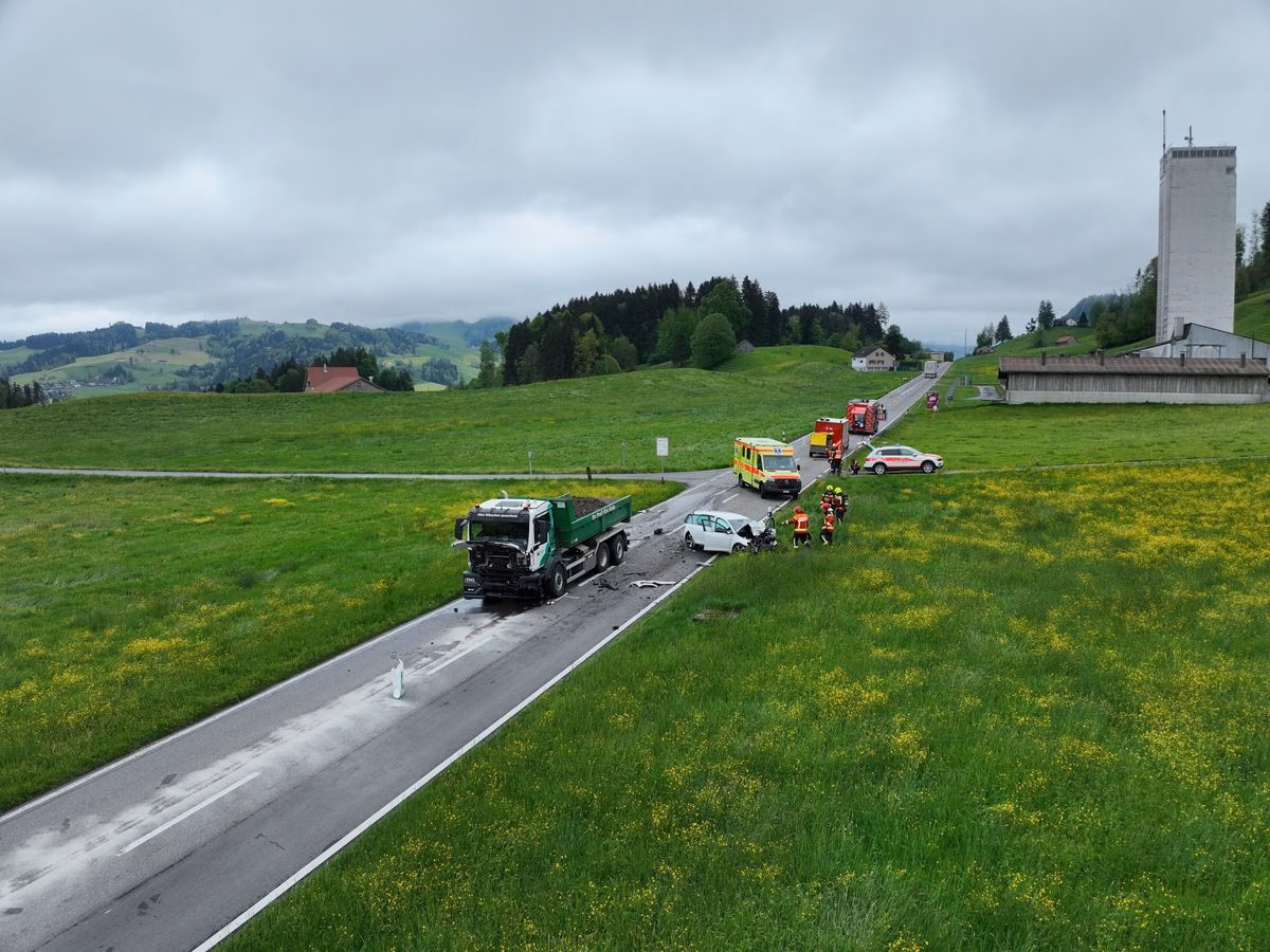 Verkehrschaos in Stein: Schwerer Unfall zwischen Auto und Lastwagen!