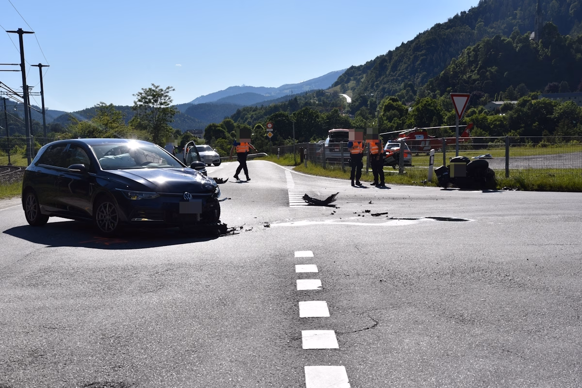Verkehrsunfall in Domat Ems: Zwei Verletzte nach Frontalkollision