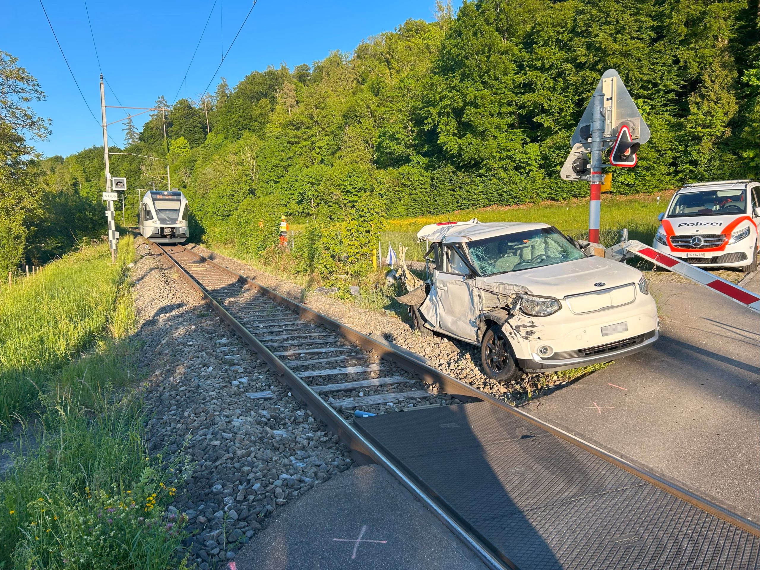 Zug kracht in Auto: Schreckmoment am Bahnübergang in Steckborn!