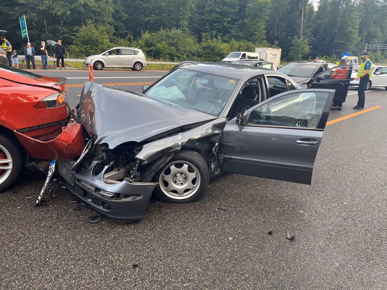 A1-Kollision bei Lenzburg: Fünf Autos, vier Verletzte und hoher Schaden!