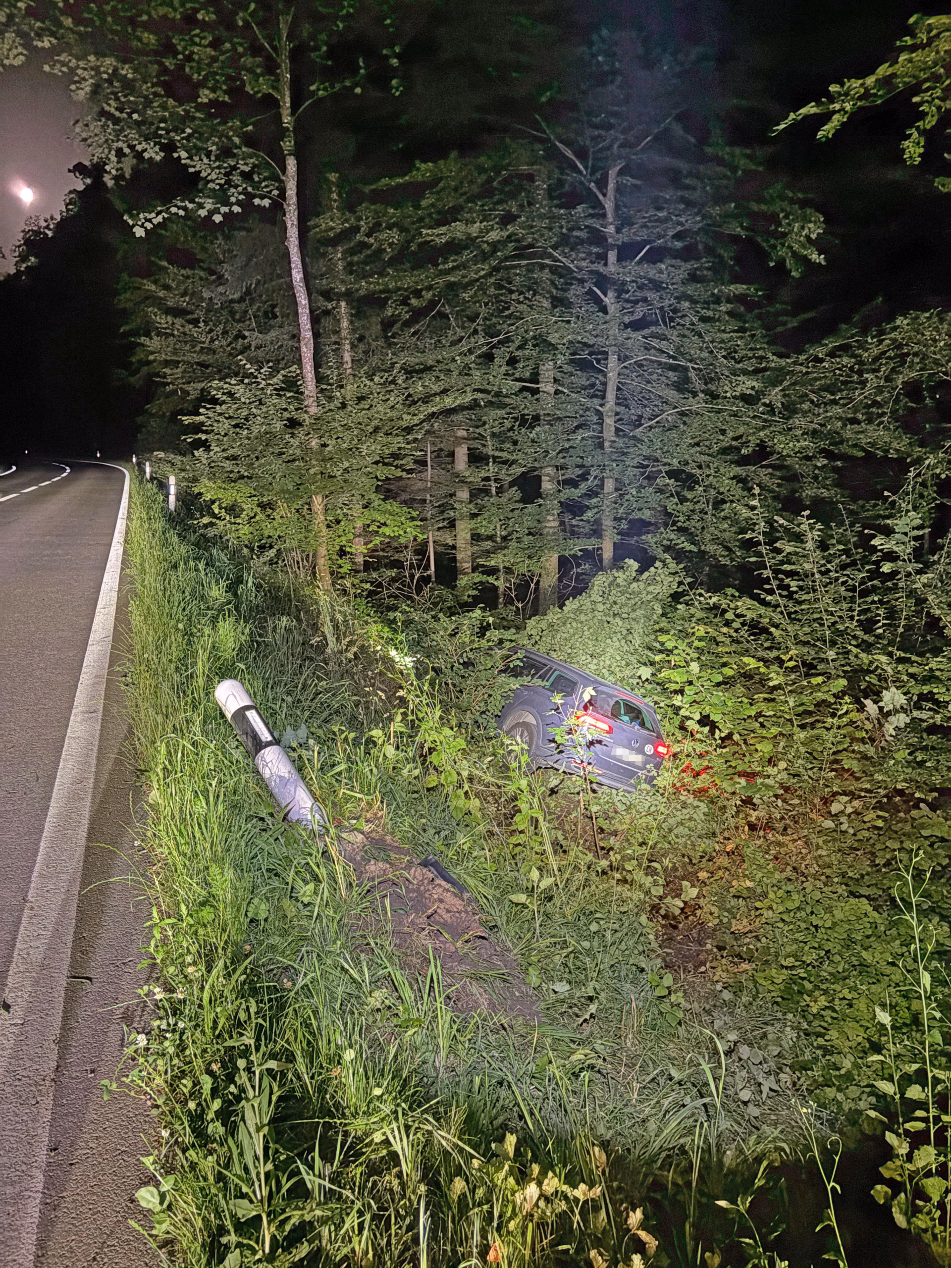 Alkoholisierter Autofahrer landet im Wald: Auto total beschädigt!