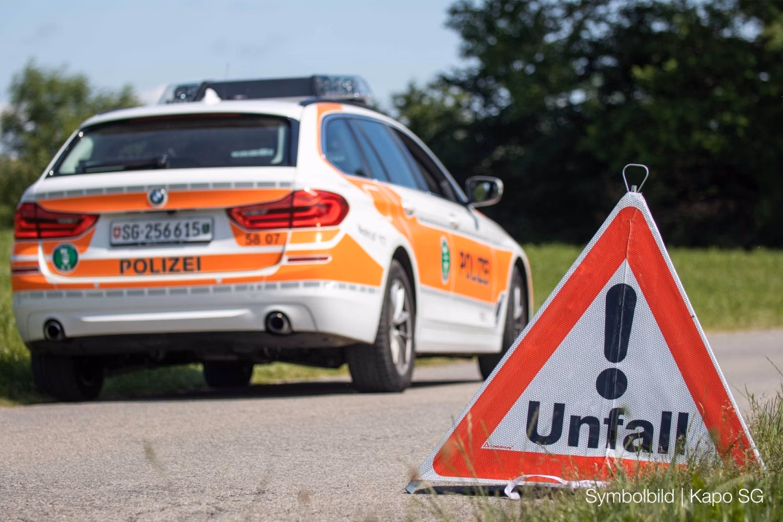 Alkoholisierter Fahrer prallt in Schänis gegen Auto und flieht!