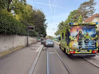 Auto-Unfall an Fondation Beyeler: Tramverkehr stundenlang blockiert!