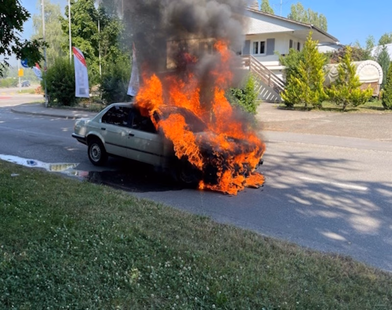 Auto in Flammen: Dramatischer Einsatz in Estavayer-le-Lac!