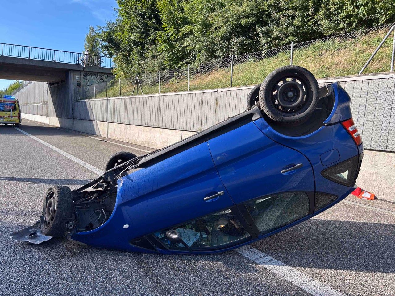Automobilistin überschlägt sich auf A2: Schwer verletzt nach Horror-Unfall!