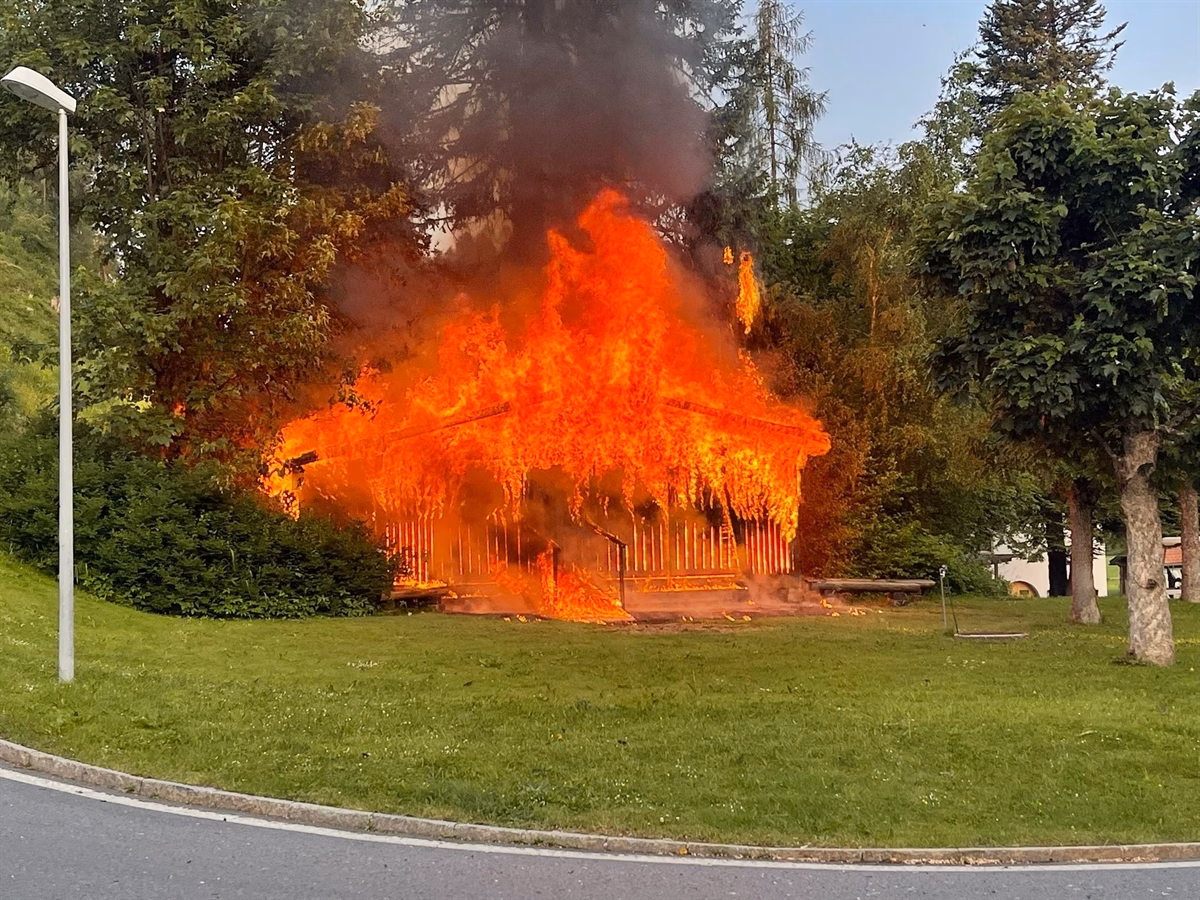 Brand in Vulpera: Holzschuppen in Flammen – Totalschaden verursacht!