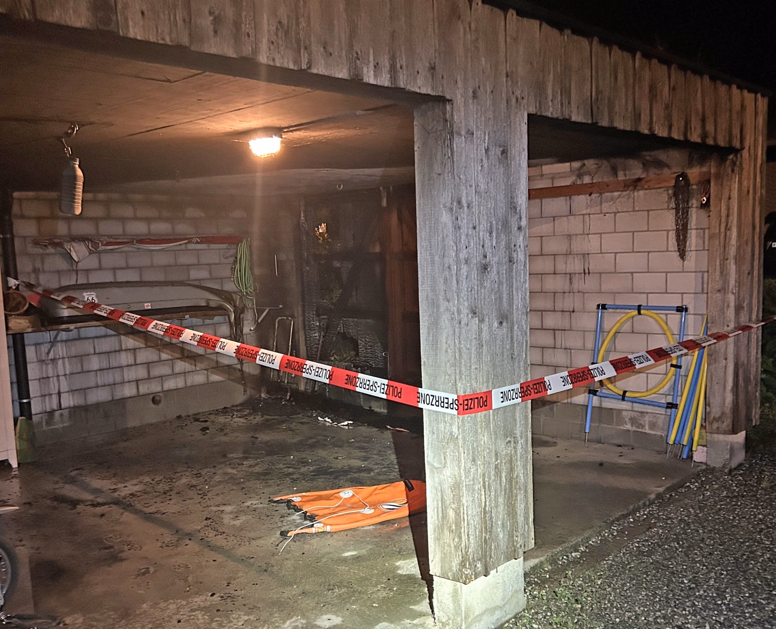 Brandstiftung in Güttingen: Polizei sucht Zeugen nach nächtlichen Feuer!