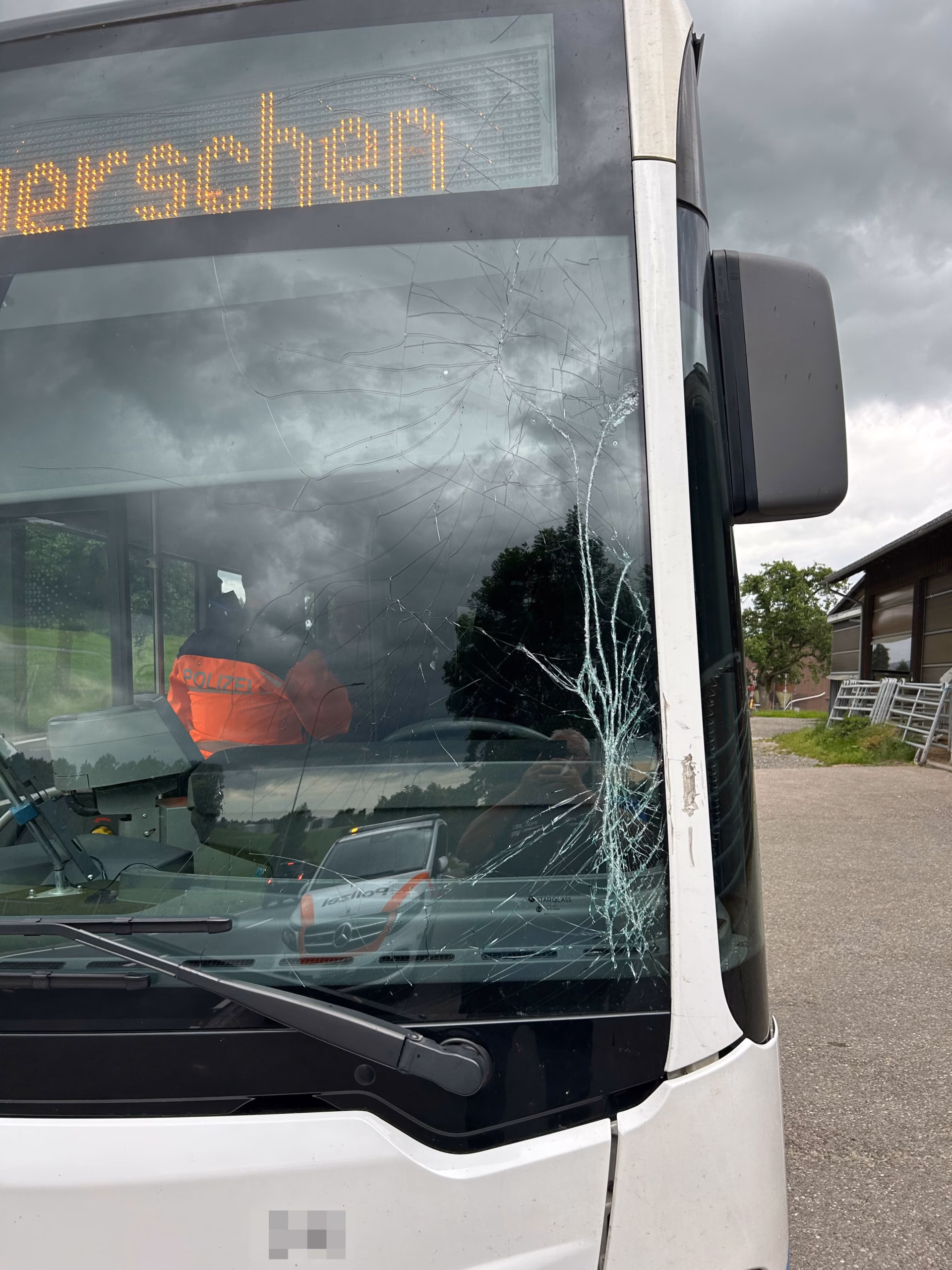 Busunfall in Thurgau: Zeugen gesucht nach Kollision mit Lieferwagen!