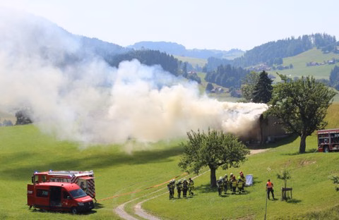 Dachbrand in Haslen: Hoher Sachschaden und Mieterin gerettet!