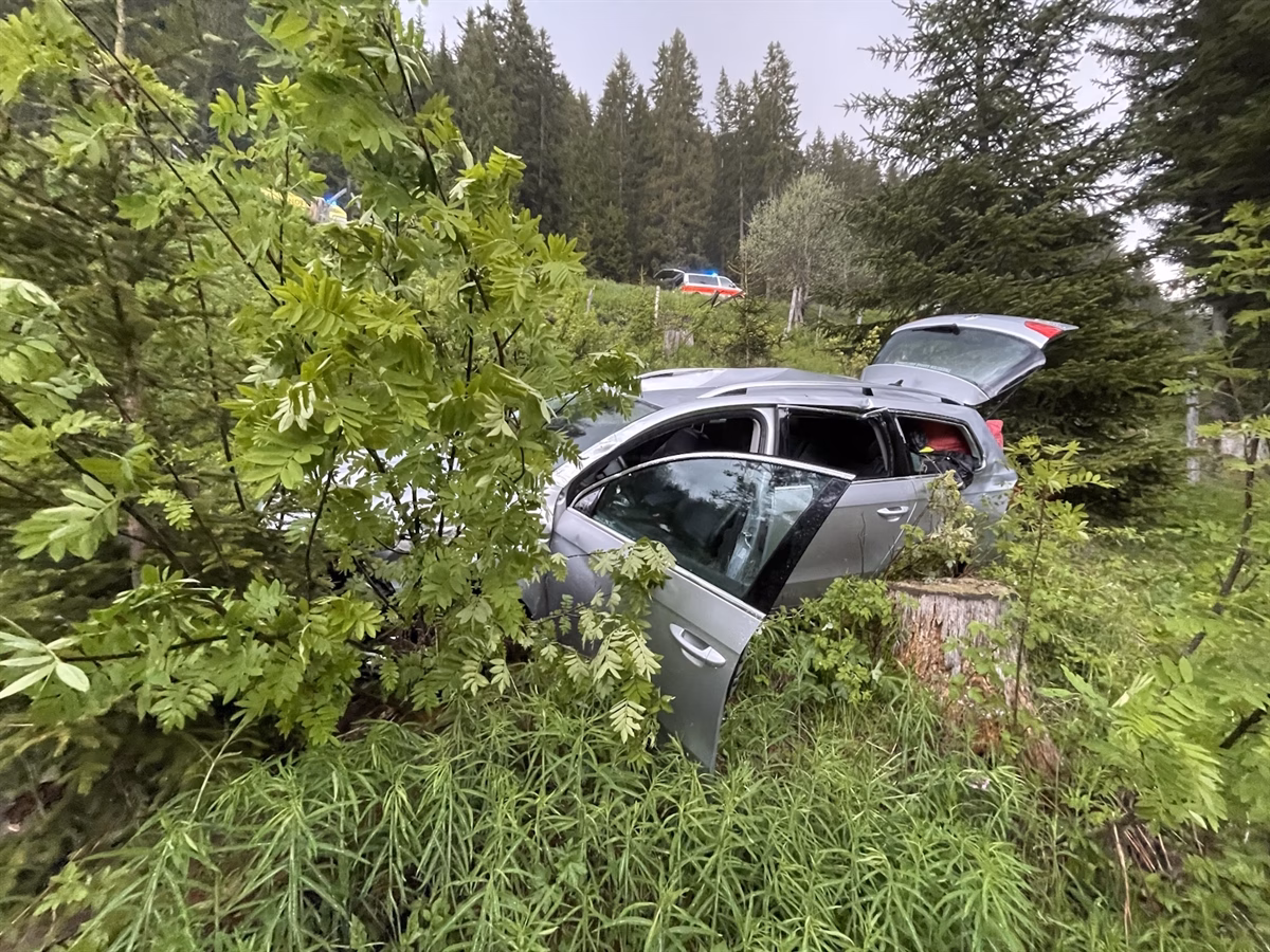 Drama am Flüelapass: Auto stürzt nach Überholmanöver ab!