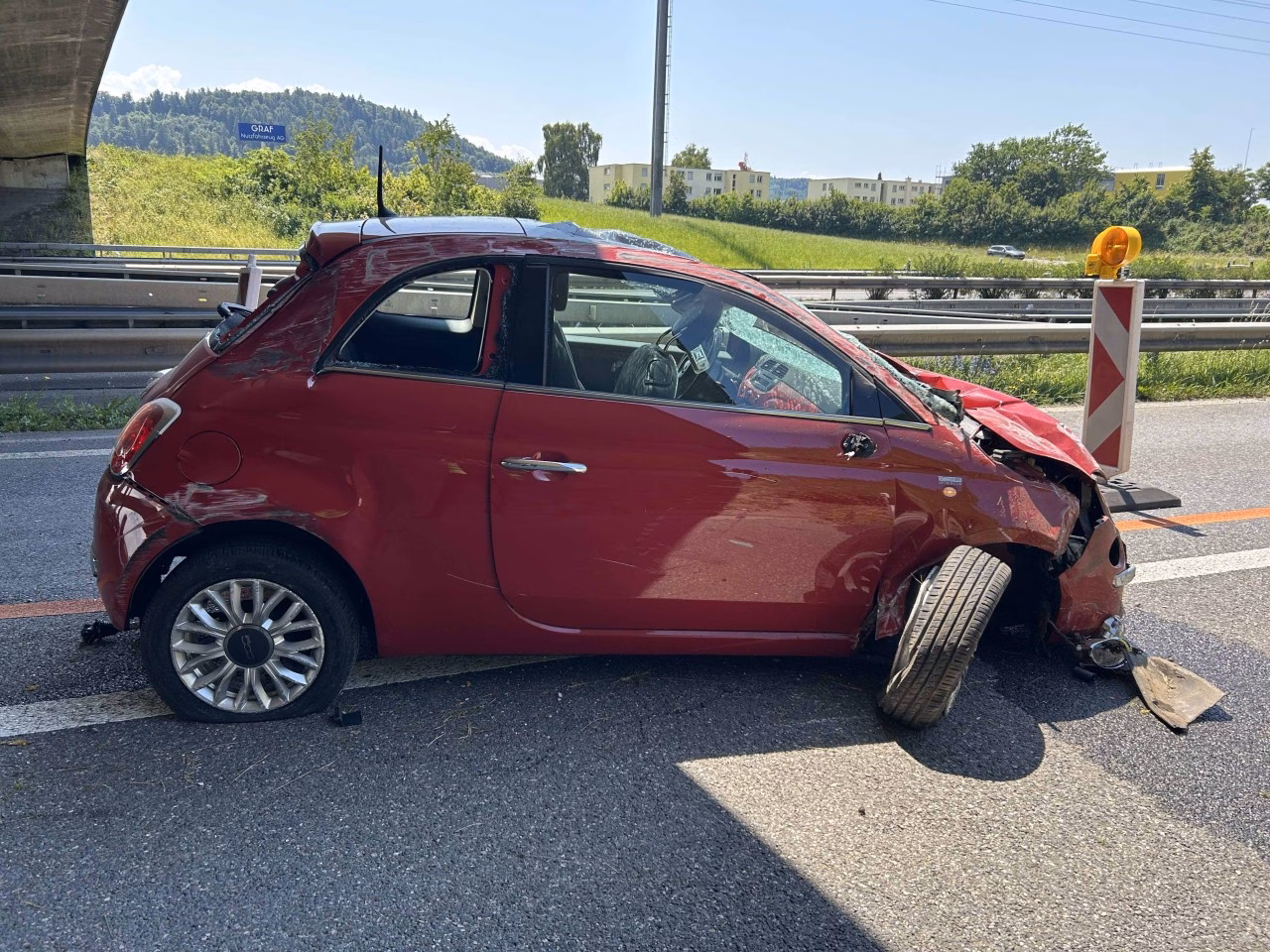 Drama auf der A1: Autofahrerin überschlägt sich nach Crash!