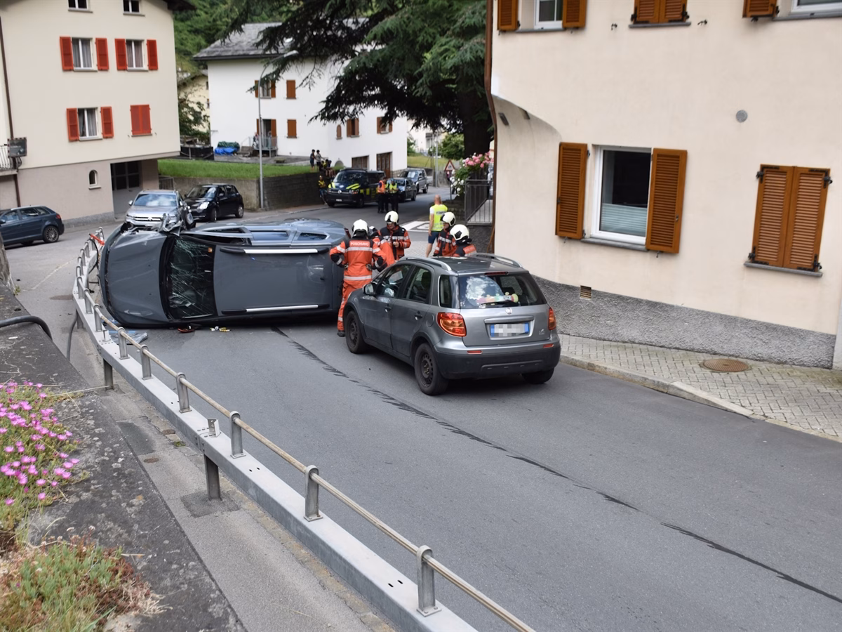 Drama in Brusio: Auto kippt nach Kollision mit Leitplanke!