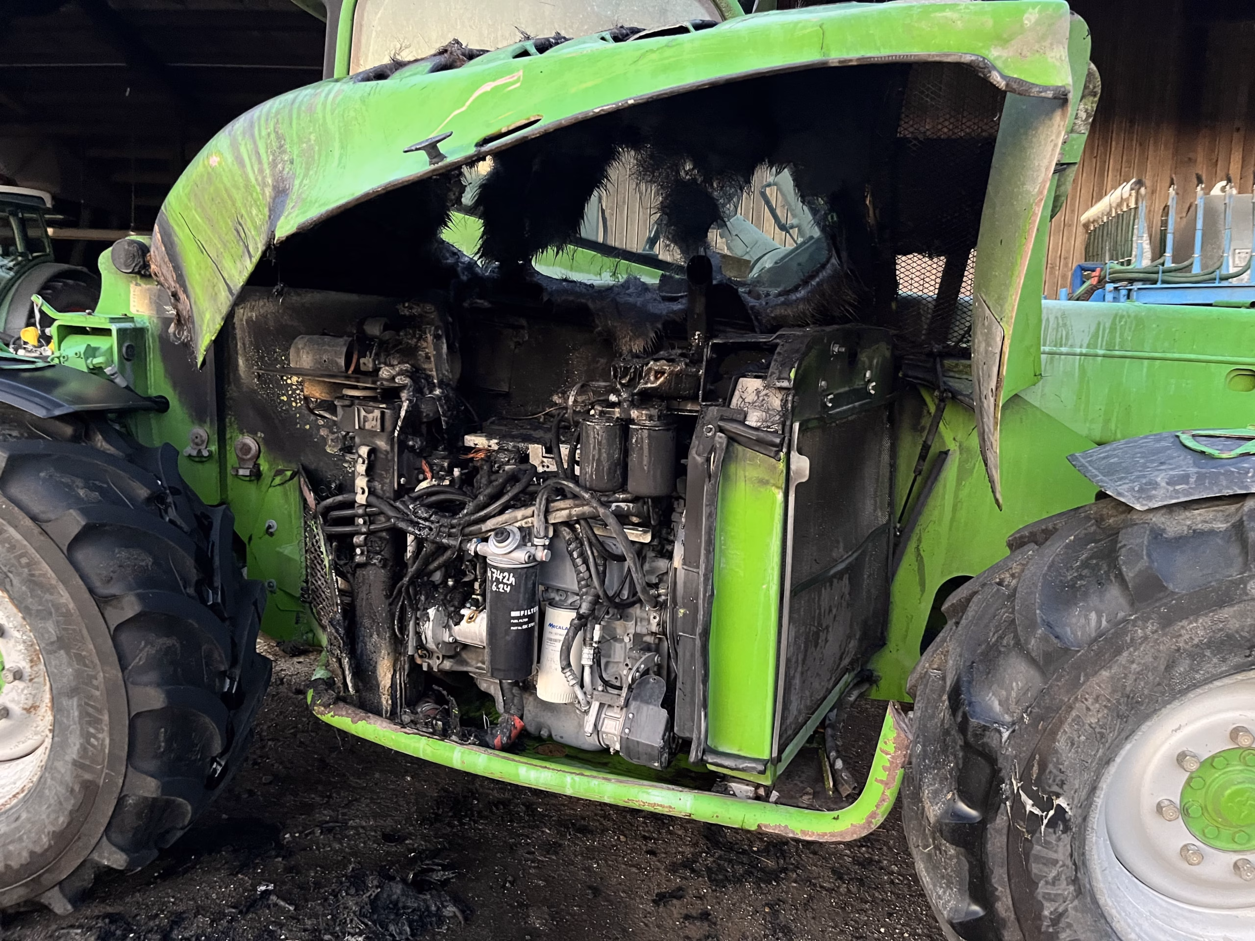 Drama in Oberaach: Landwirtschaftsfahrzeug in Flammen – Tausende Euro Schaden!