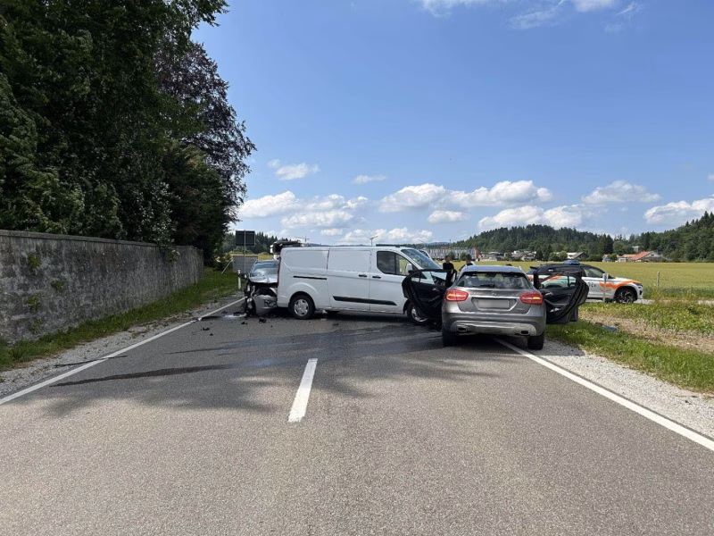 Dramatischer Verkehrsunfall: 84-Jähriger fährt in Fahrzeugkolonne!