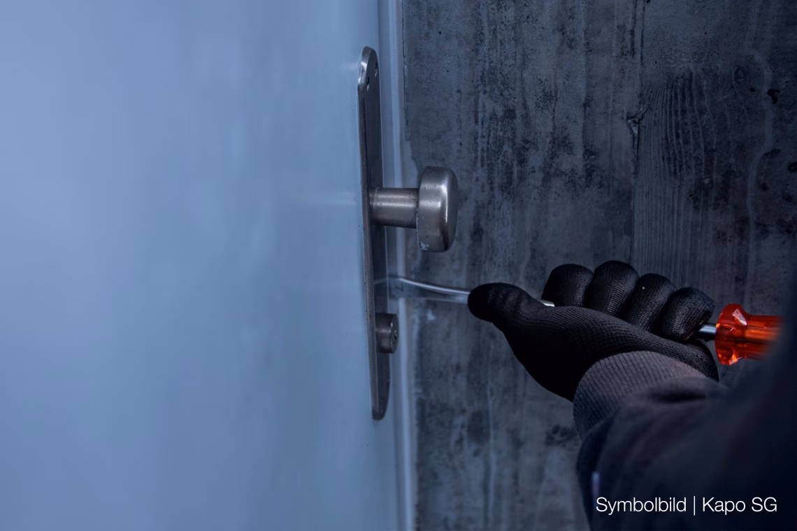 Einbruch in Baustellencontainer: Täter stehlen wertvolle Maschinen!