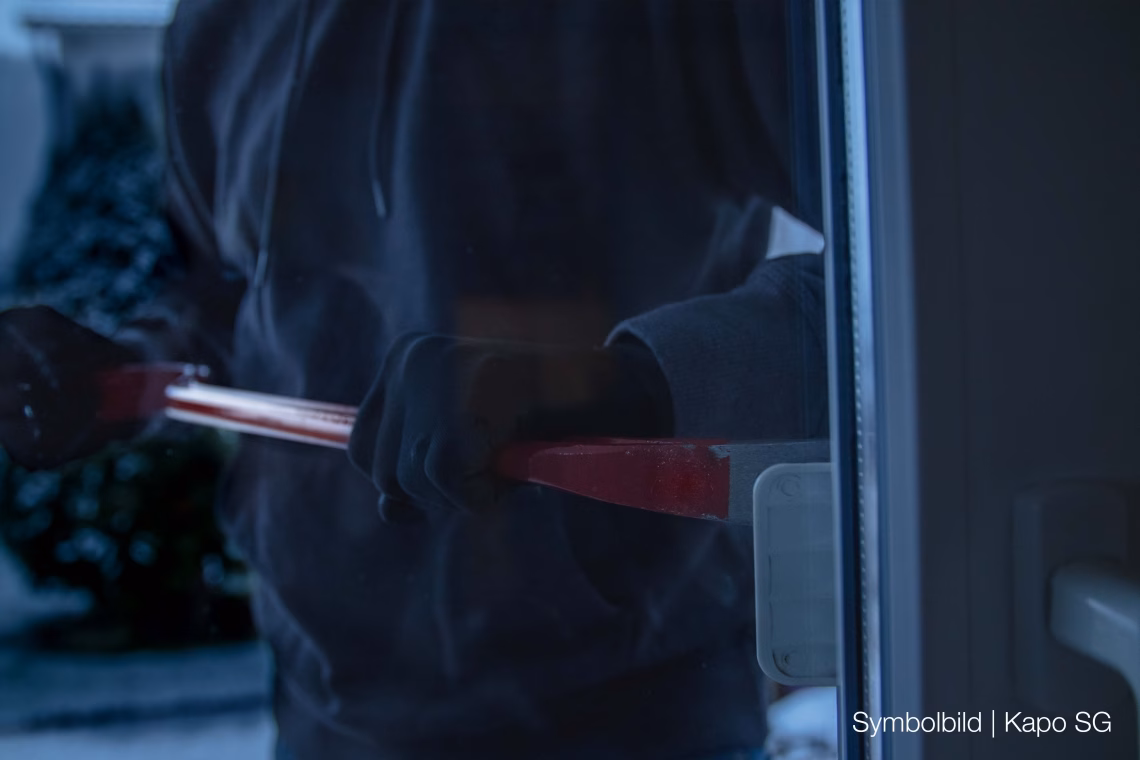 Einbruch in Einfamilienhaus: Schmuck und Bargeld gestohlen!