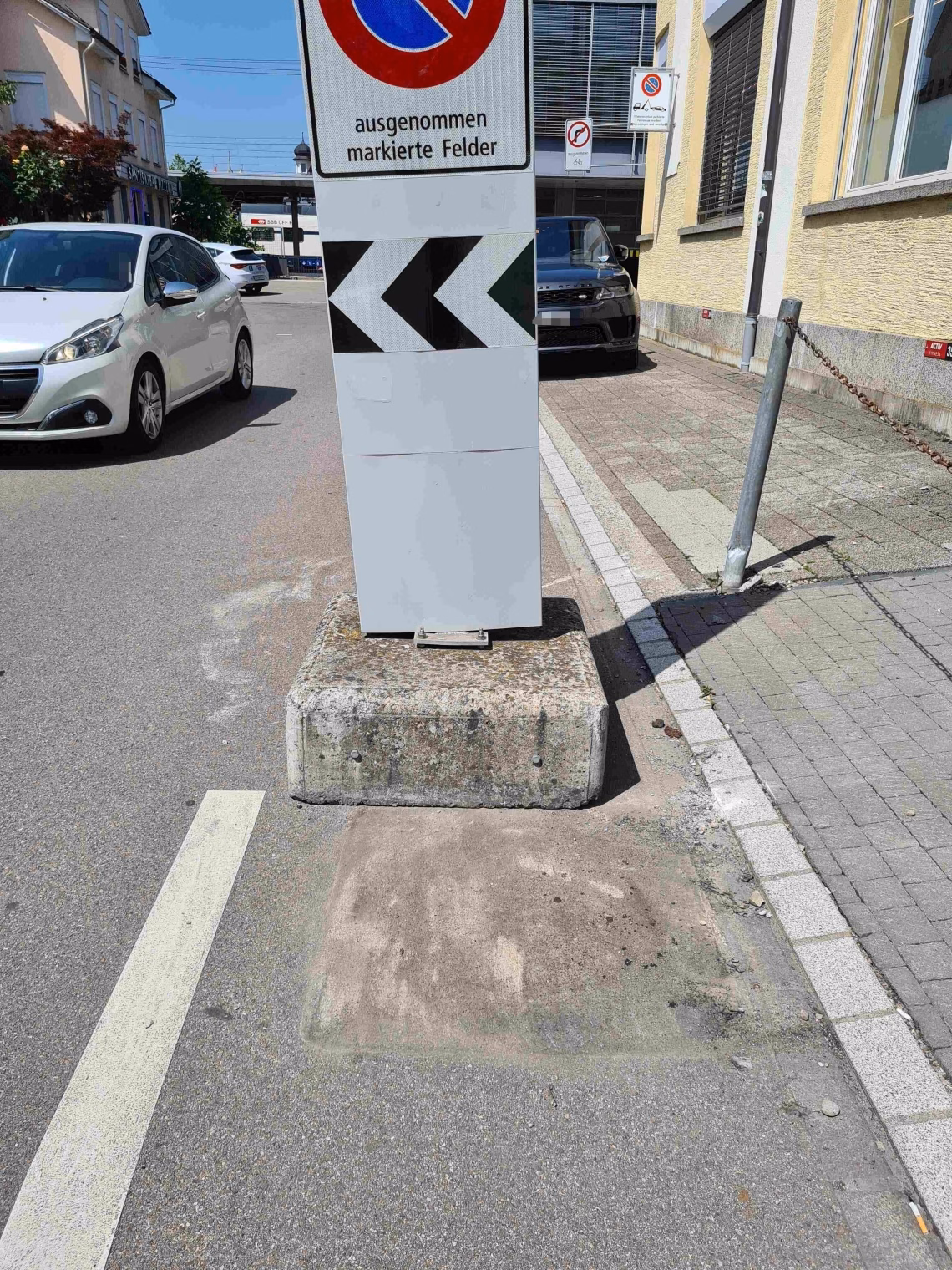 Fahrunfähiger Autofahrer flüchtet nach Unfall auf Hubstraße!