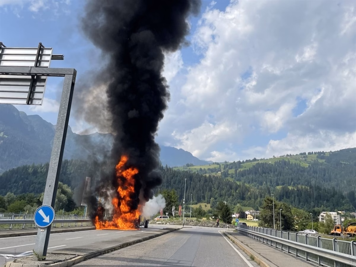 Fahrzeugbrand in Cazis: A13 kurzfristig gesperrt! Feuerwehr im Einsatz!