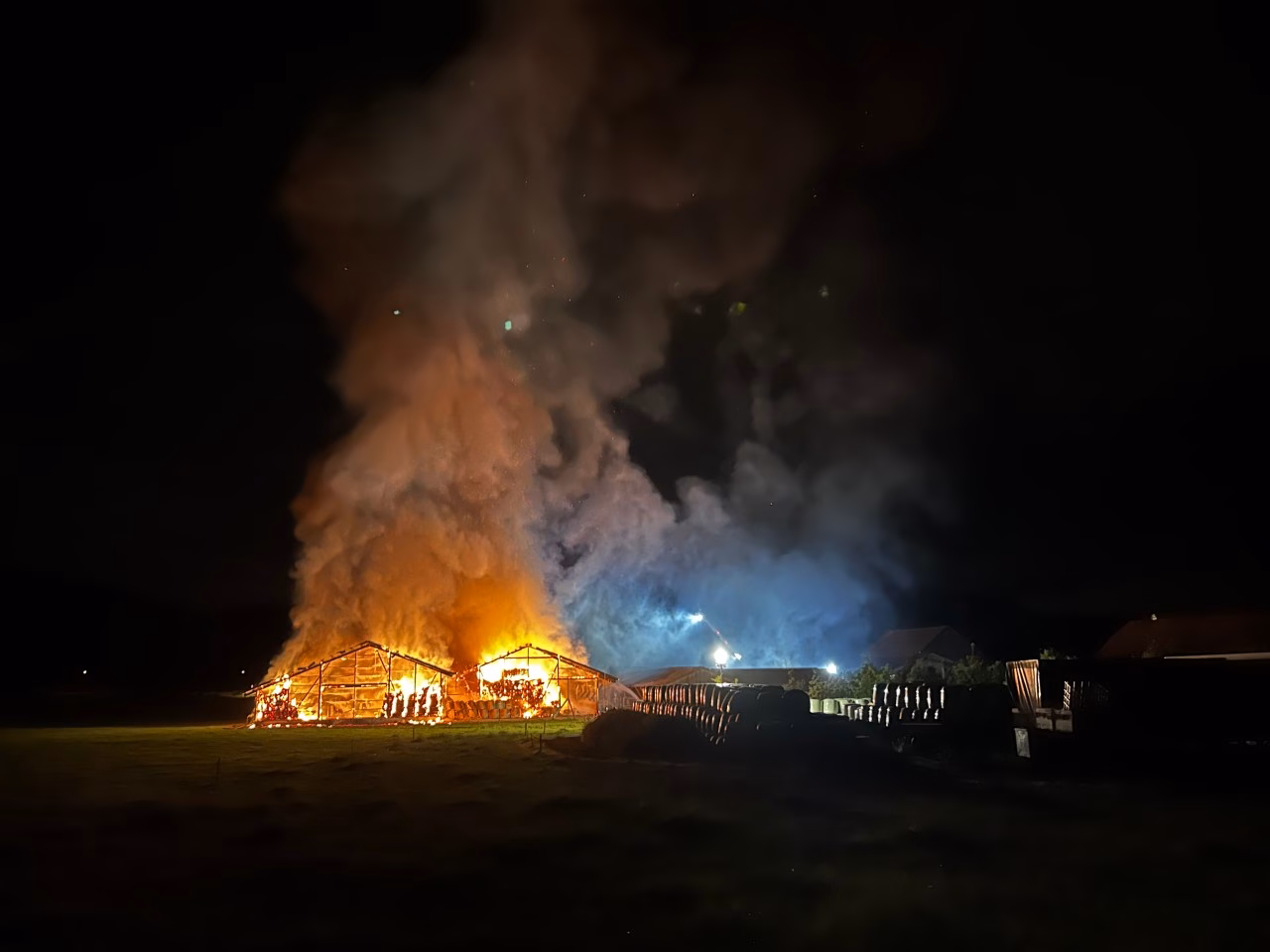 Feuer-Inferno in Gränichen: Lagerhallen bis auf die Grundmauern niedergebrannt!
