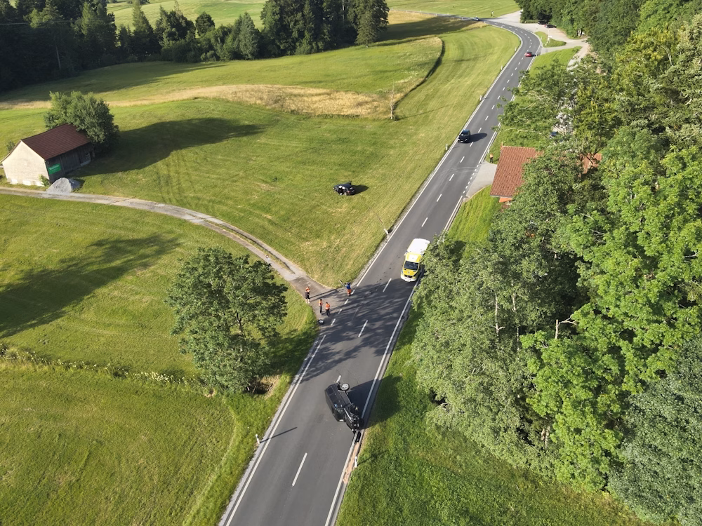 Frontalkollision auf Uznacherstrasse: Zwei Verletzte und Totalschaden!