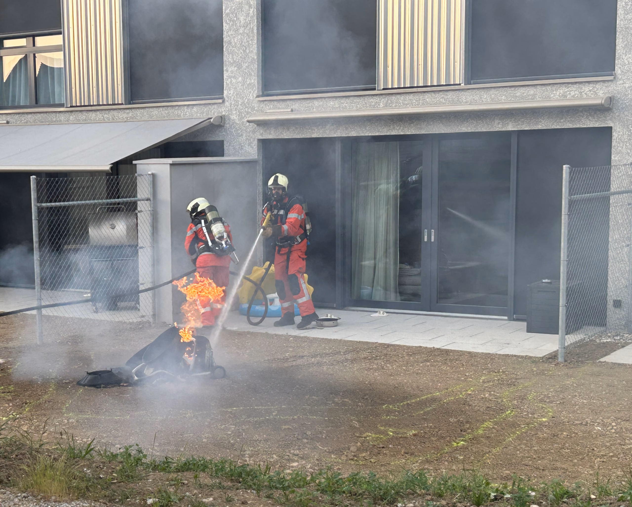 Gasgrill-Brand in Felben: Feuerwehr löscht schnell, kein Verletzter!