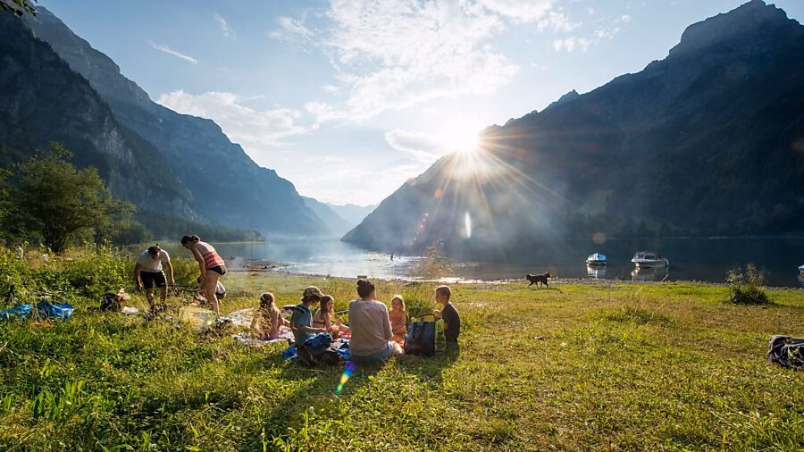 Glarner Seebäder glänzen: Top Wasserqualität für Badegäste!