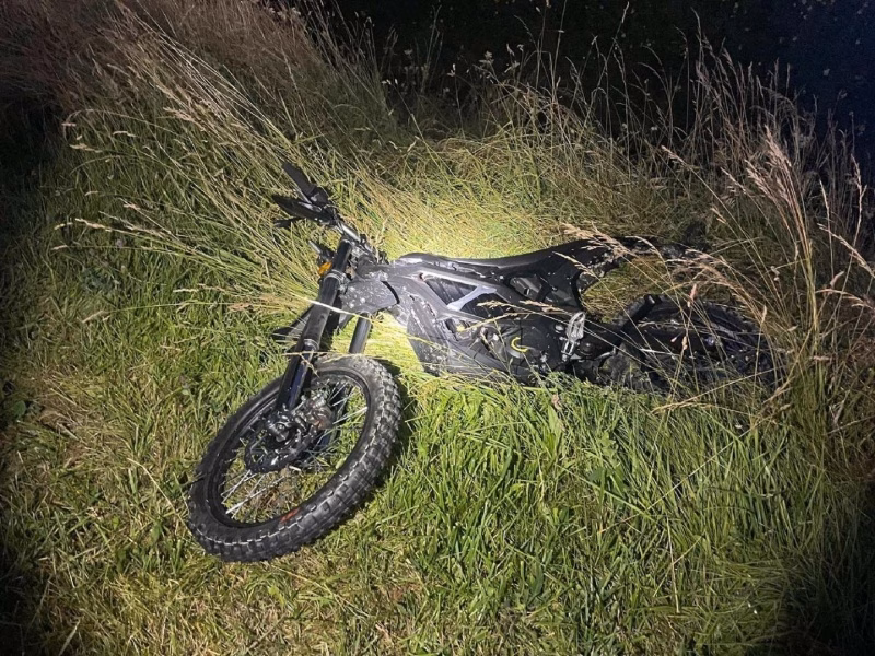 Junger Raser stürzt nach wilder Flucht vor der Polizei in Broc!