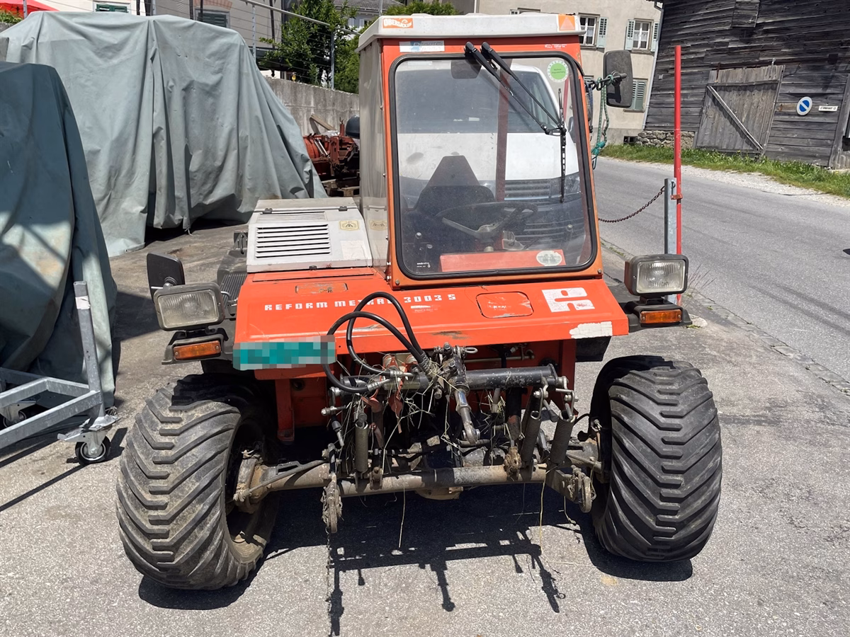Mann in Disentis unter Motorkarren eingeklemmt – Verletzungen!