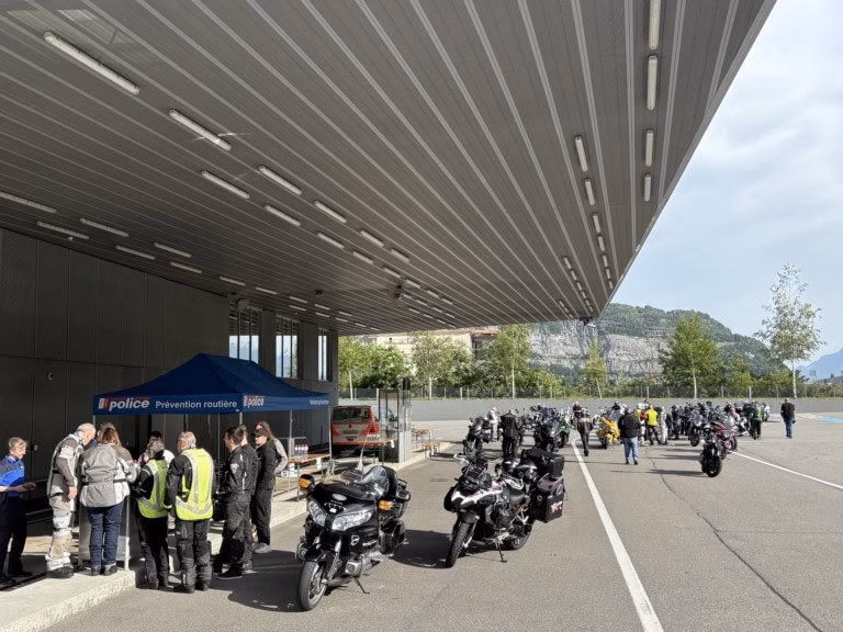 Motorrad-Rallye im Wallis: Sicherheit und Spaß bei strahlendem Wetter!