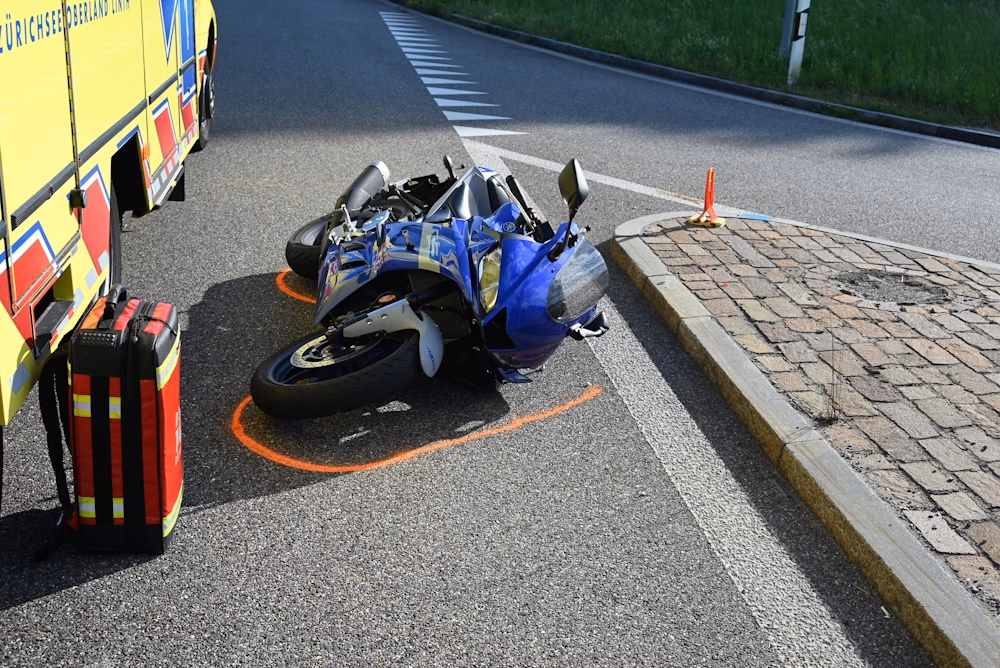 Motorradfahrerin (18) bei Unfall auf Rütistrasse verletzt - So kam es dazu!