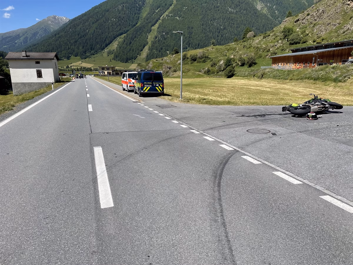 Motorradunfall in Zernez: Fahrer nach Kollision schwer verletzt!