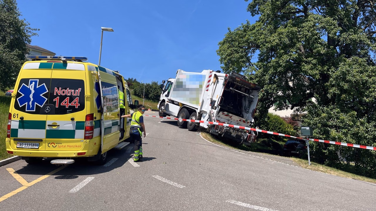 Mülllastwagen-Unfall in Beinwil: Fahrer verletzt sich beim Aussteigen!