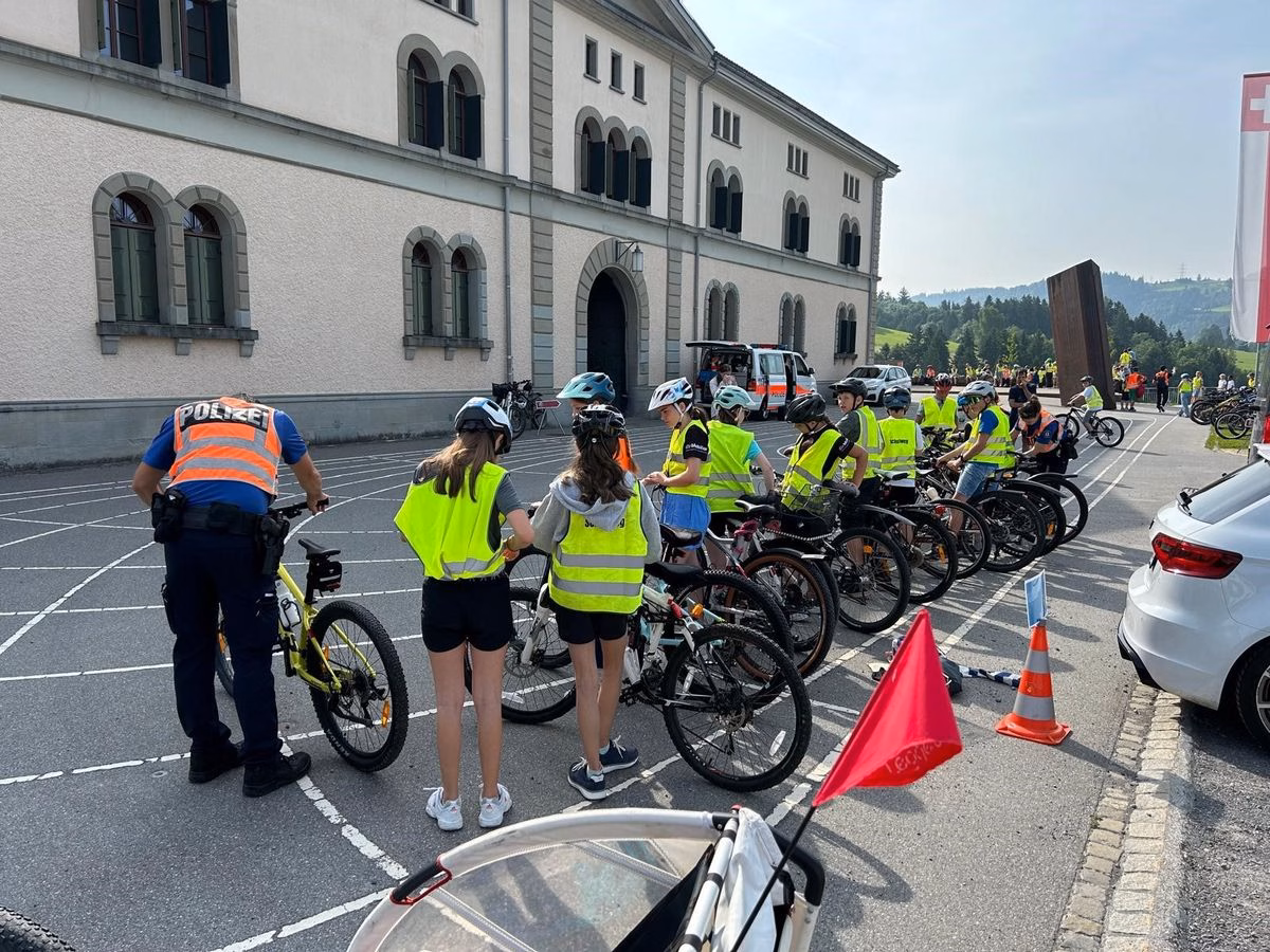 Radfahrerprüfung in Teufen: Schüler meistern Verkehr mit Bravour!