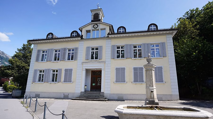 Sanierung beim Burgschulhaus: Historische Fenster erstrahlen neu!