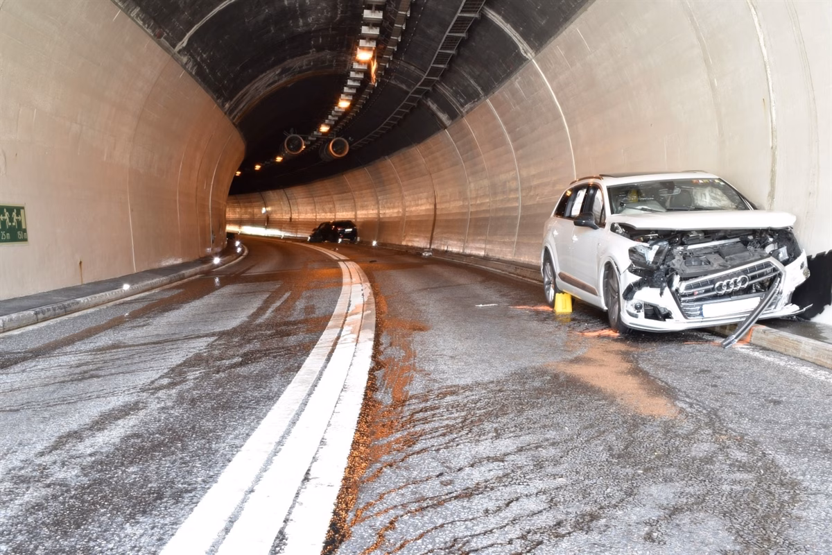 Schrecklicher Unfall im Bärenburgtunnel: Mehrere Verletzte nach Kollision!