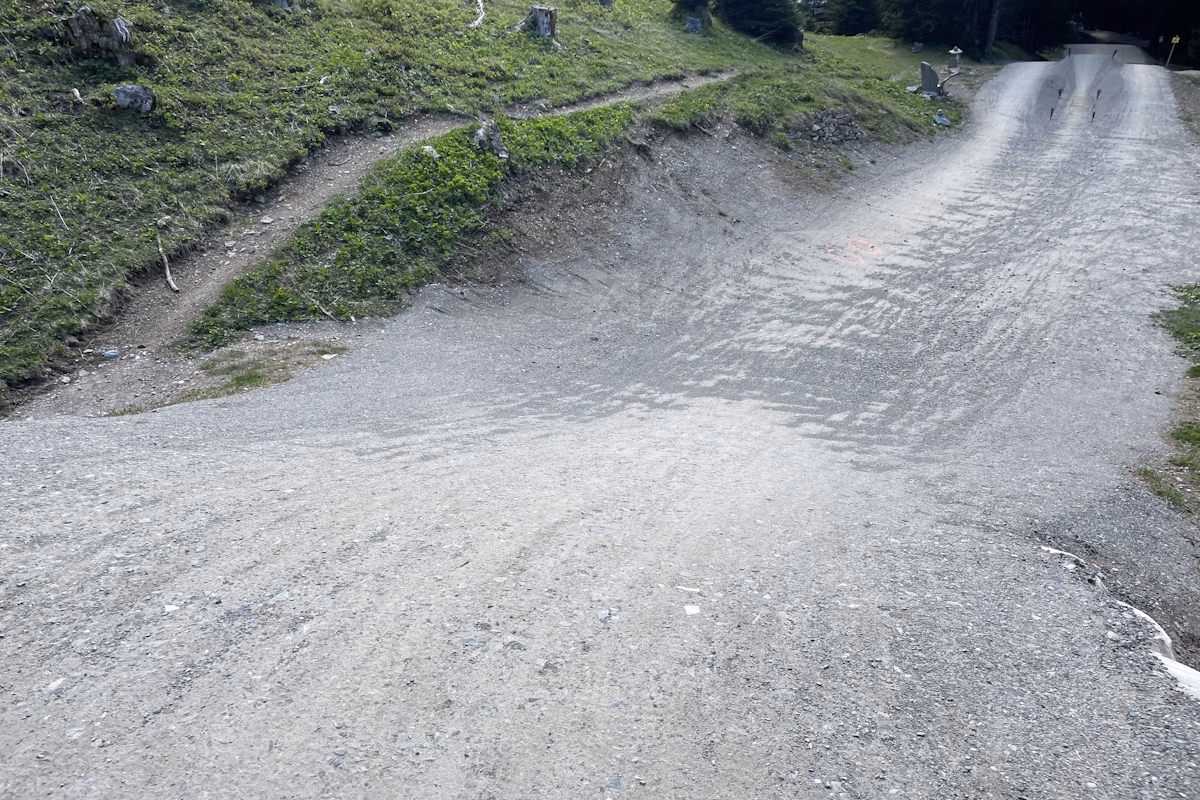 Schwerer Bike-Unfall in Lenzerheide: Biker stürzt mehrere Meter talwärts!