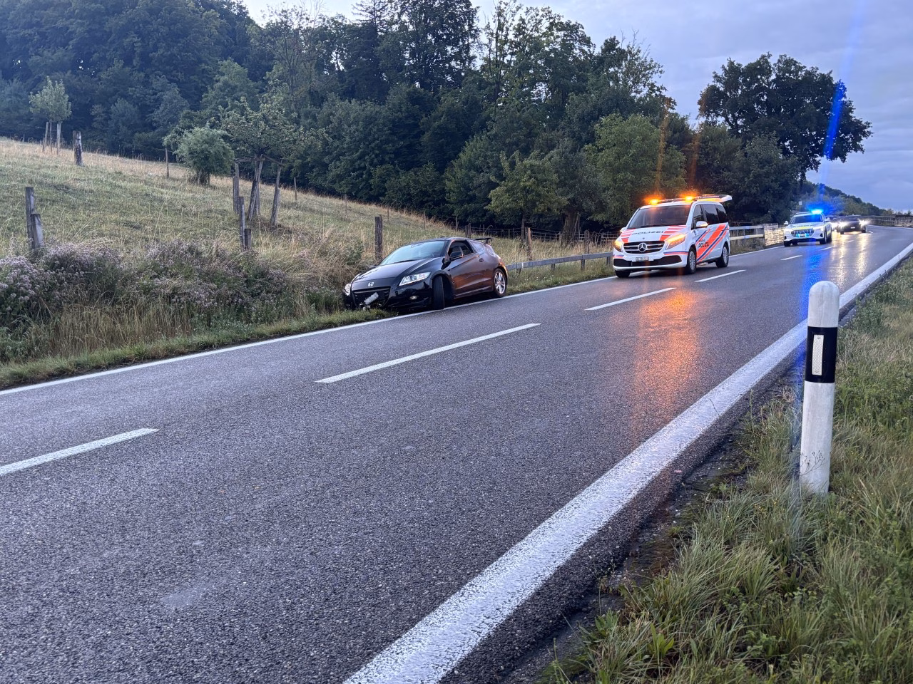 Alkoholisierter Fahrer rammt Mauer und bleibt stecken – Glück im Unglück!