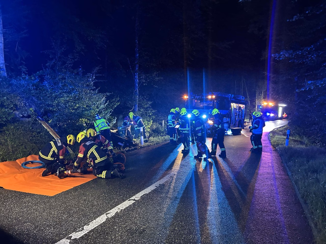 Alkoholisierter Fahrer überschlägt sich: Totalschaden auf Bottenwilerstrasse