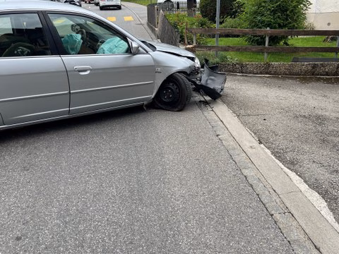 Auto kracht in Gartenzaun – 68-Jährige fährt ungebremst hinein!