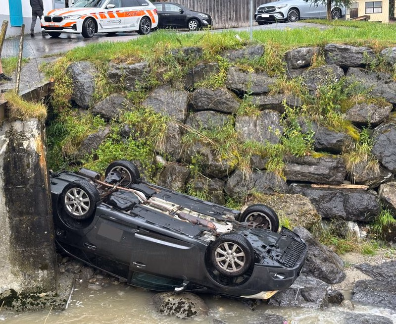 Auto rollt ungesichert in Brüelbach: Feuerwehr verhindert Schlimmeres!
