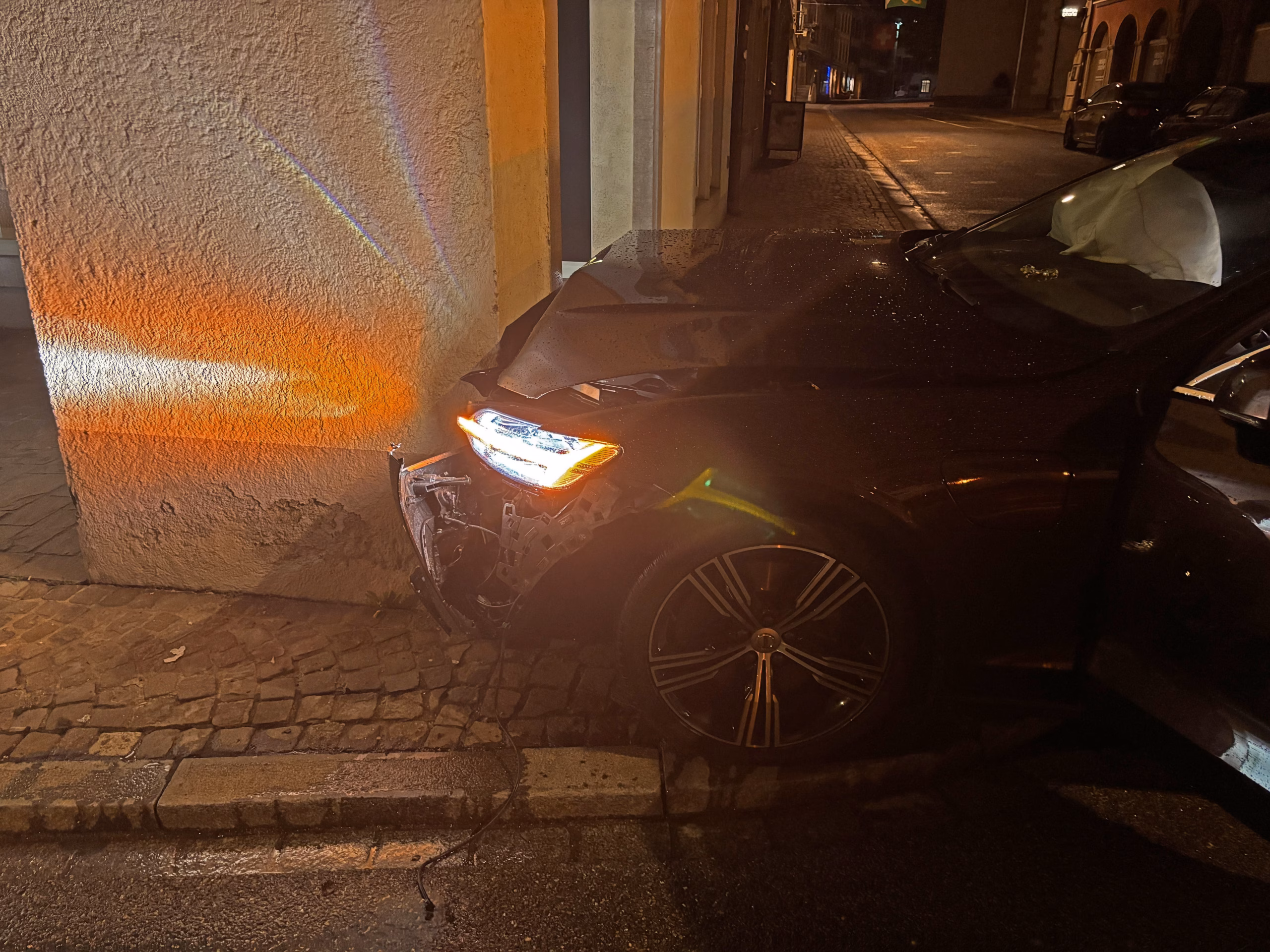 Autofahrerin prallt in Frauenfeld gegen Hausmauer – leicht verletzt!