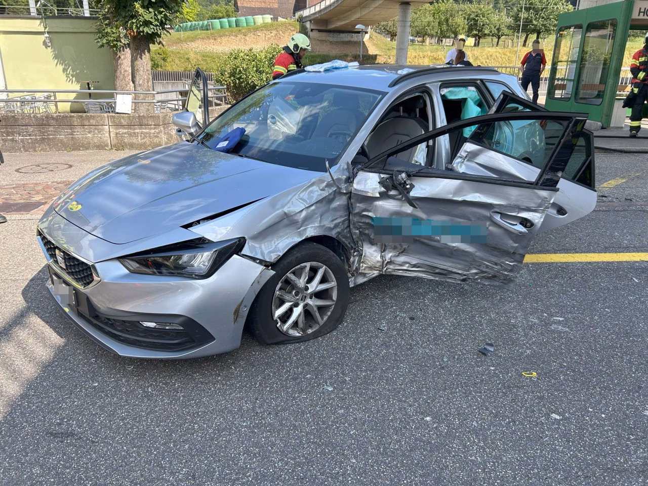Autounfall in Aarburg: Frau fährt auf Gegenfahrbahn, drei Verletzte!