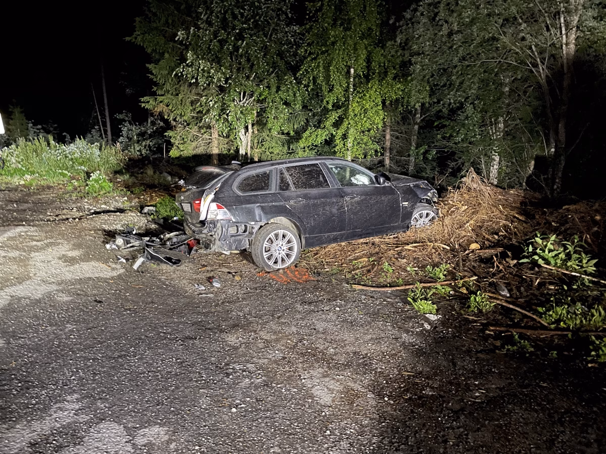 Autounfall in Scuol: Fahrer verliert Führerausweis nach Crash!