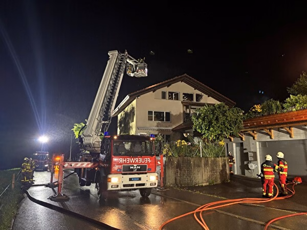 Blitzschlag entfesselt Inferno: Zweifamilienhaus in Melchtal brennt