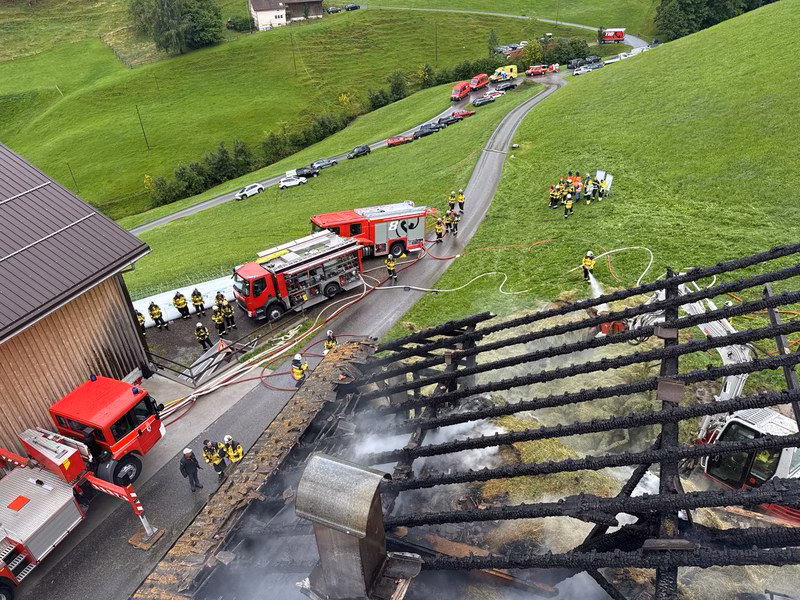 Blitzschlag entzieht Stall in Gonten die Flammen – Glück im Unglück!
