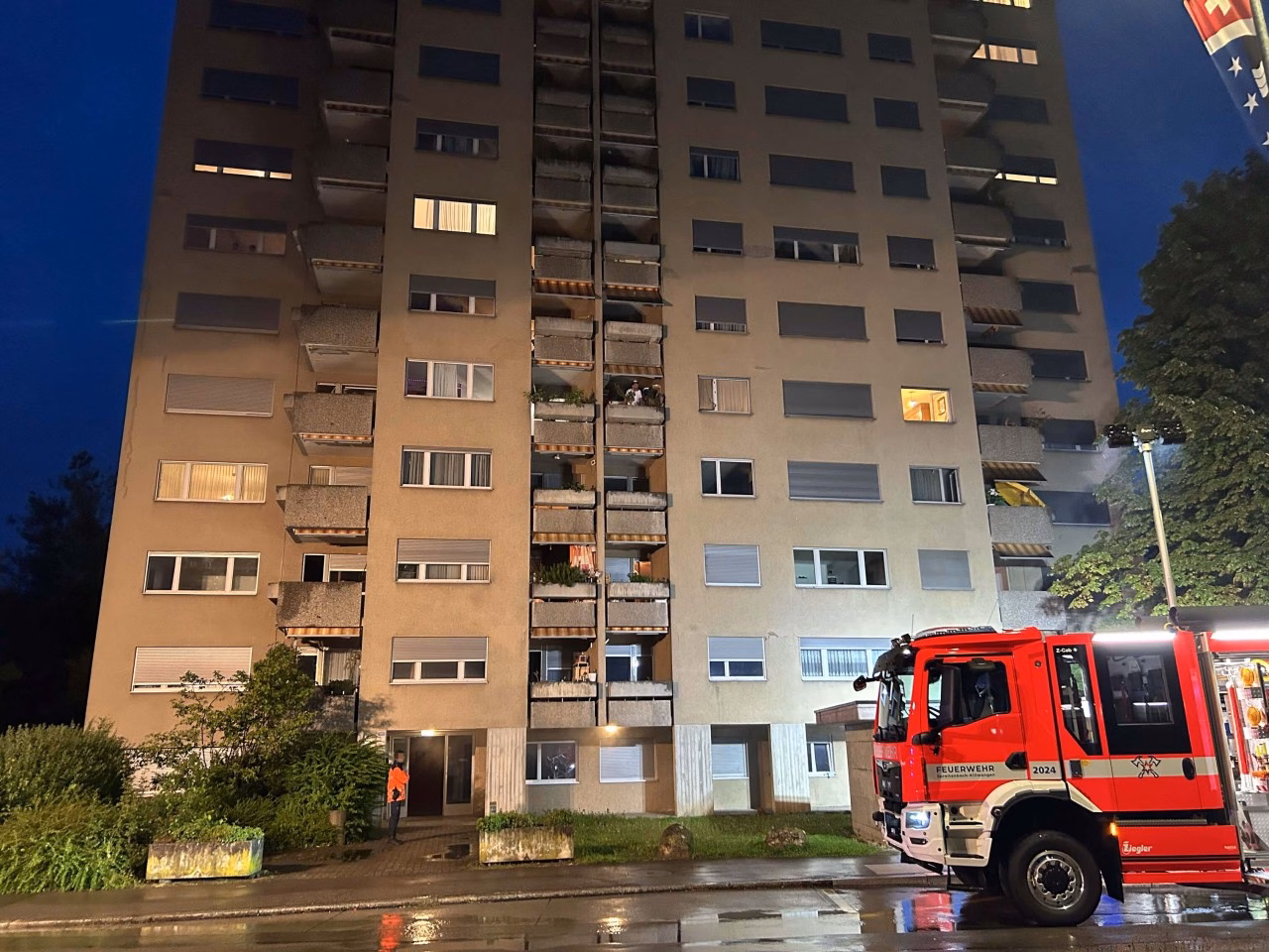 Brand in Mehrfamilienhaus: Polizei sucht Augenzeugen in Spreitenbach!