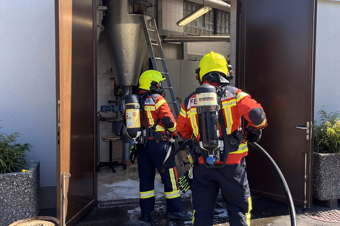 Brand in Schmerikons Kaffeerösterei: Feuerwehr im Einsatz!