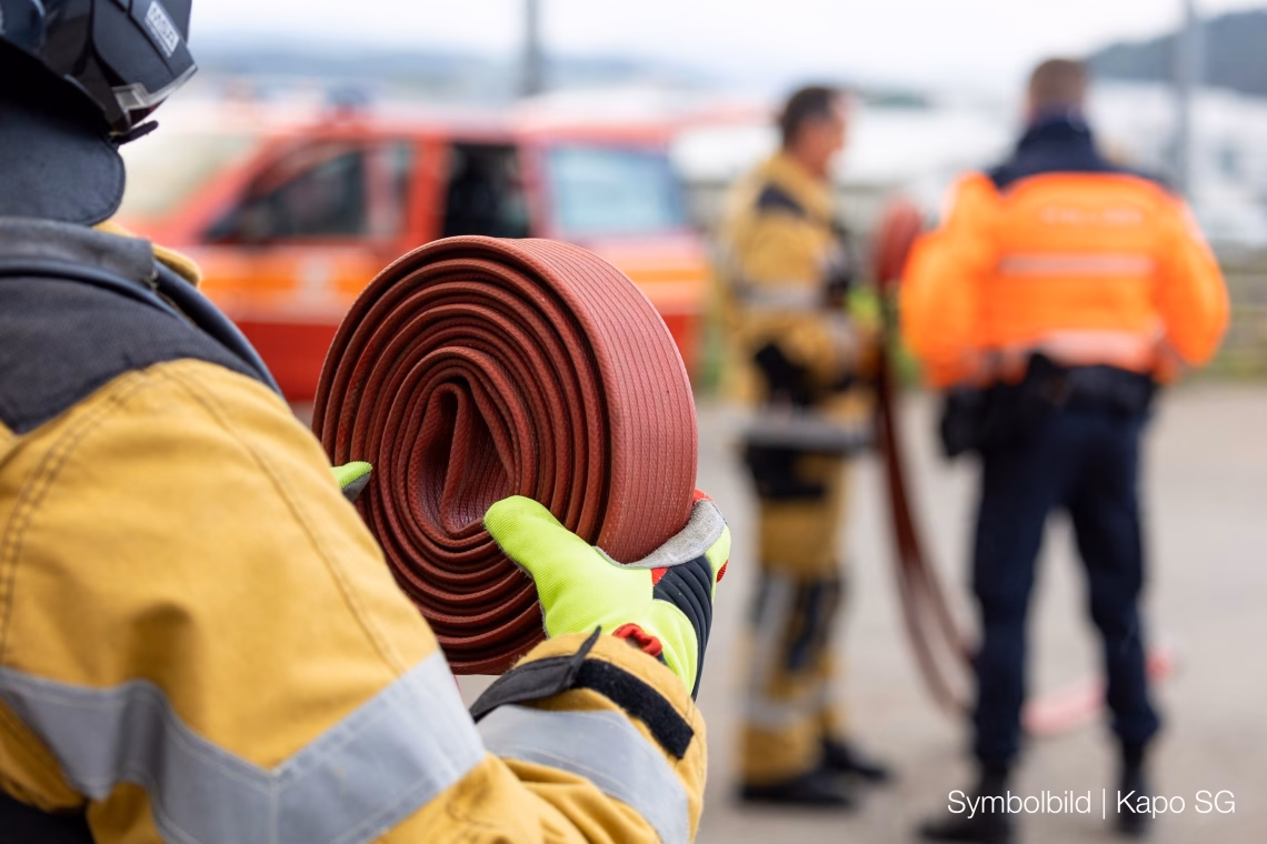 Drama auf der A13: Autofahrer löst Brand selbständig und rettet sich!