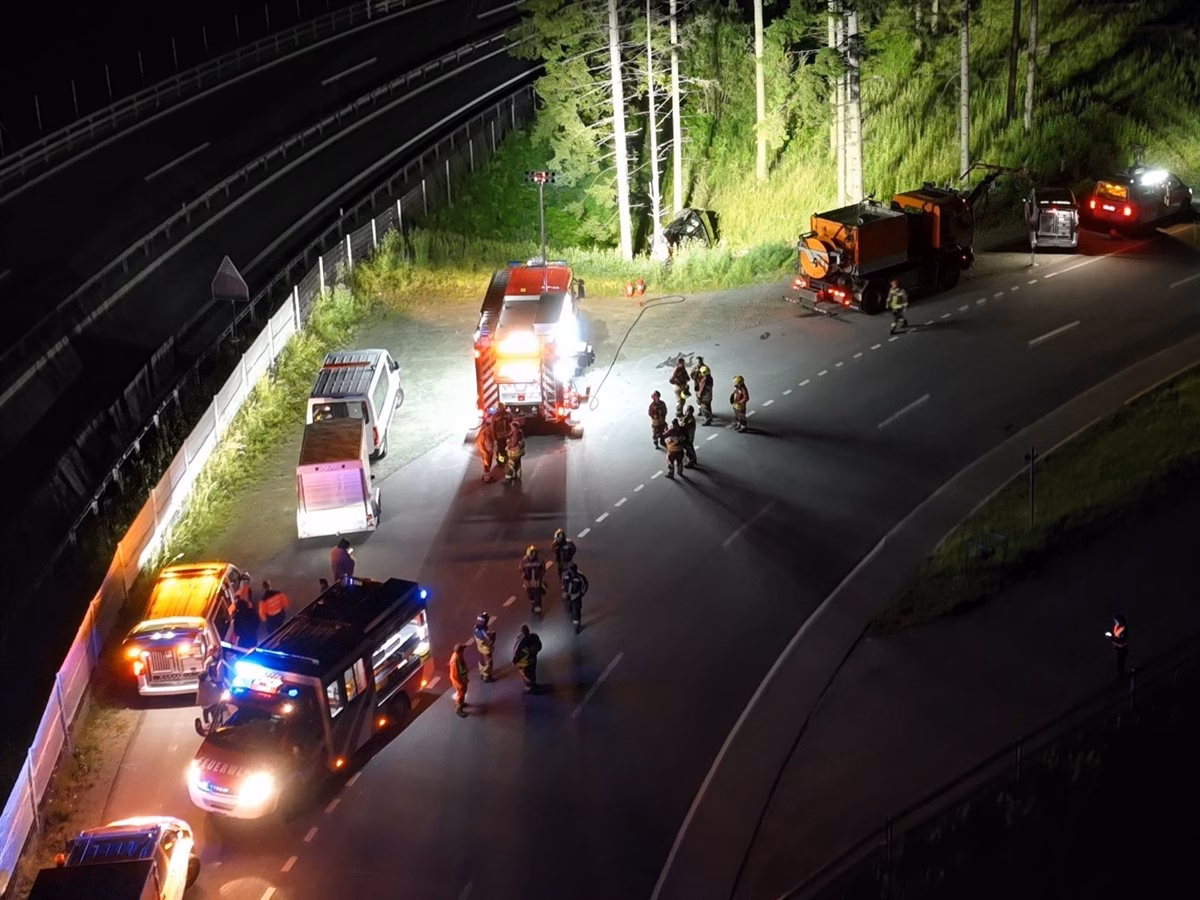 Drama auf der H13! Automobilist stürzt mit Auto in Abhang