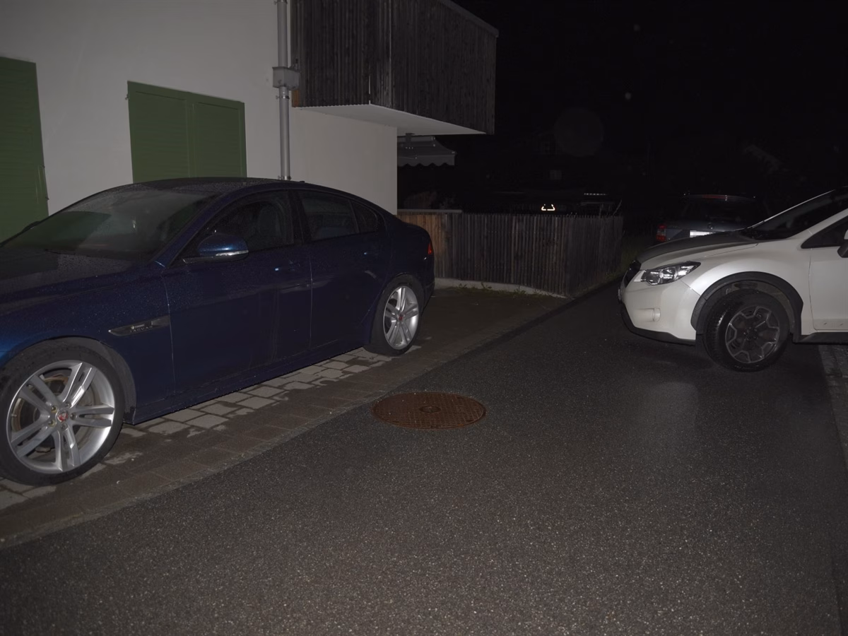 Dramatischer Unfall in Rhäzüns: Betrunkene Fahrerin rammt parkiertes Auto!